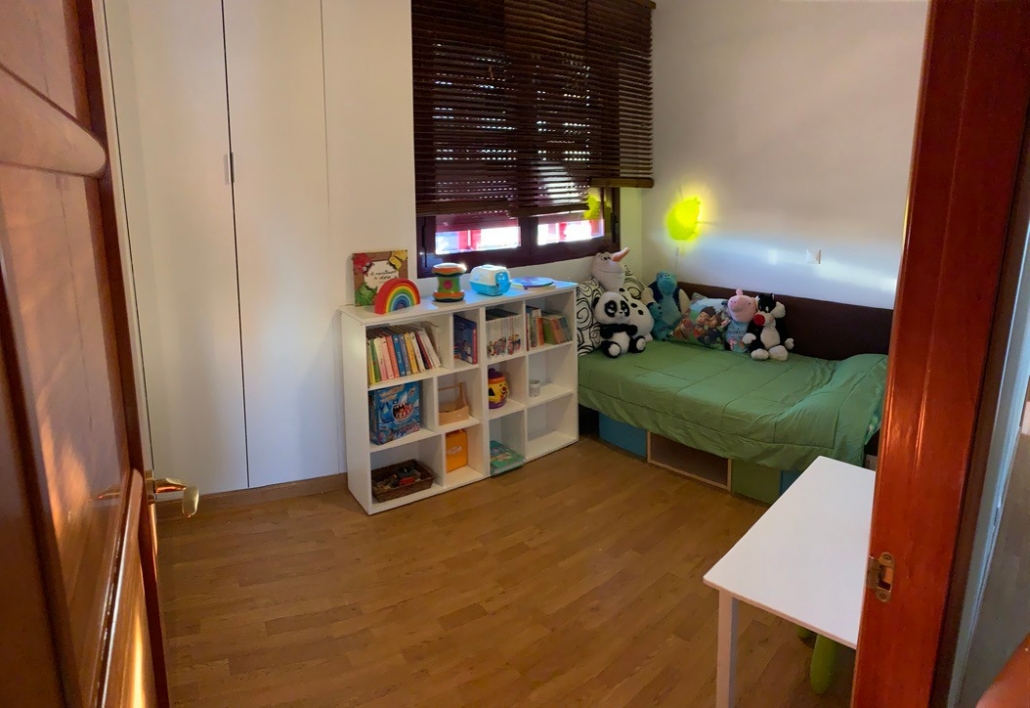 Habitación Montessori, estantería método montessori, cama montessori, 